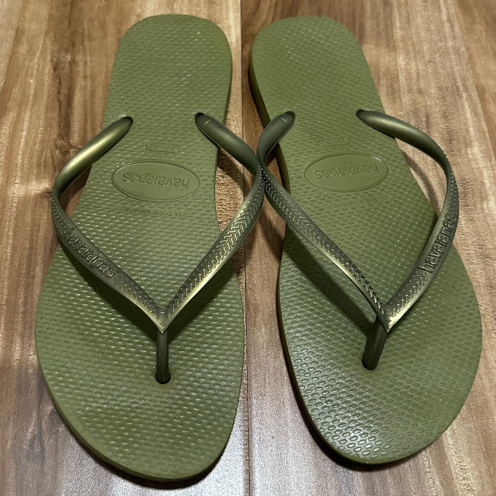 2 pairs - Havaianas flip flops bundle - 2 pairs. Size 9/10 - Olive and coral